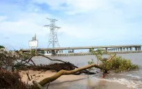 Tuyến đê Biển Đông sạt lở nghiêm trọng