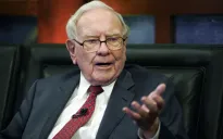 Warren Buffett bán tháo gần một nửa cổ phiếu Apple