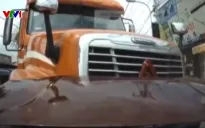 Thót tim xe đầu kéo vượt ẩu, đâm thẳng vào xe khác đi ngược chiều