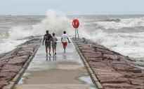 Mưa bão, lũ lụt hoành hành ở nhiều quốc gia