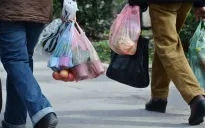 Phí đánh vào túi nilon phát huy tác dụng ở Anh