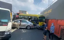 5 xe ô tô tông liên hoàn trên đường Vành đai 3 trên cao