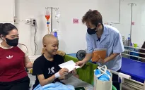 Sinh viên tặng quà Trung thu sớm cho bệnh nhi khó khăn