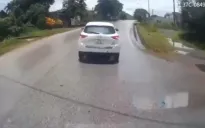 Ô tô con dừng đột ngột giữa đường bị xe tải tông mạnh từ phía sau