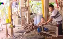 Sôi động làng nghề làm lọp tôm mùa lũ