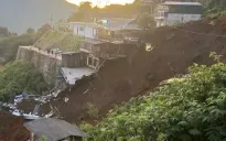 Sơn La: Nửa quả đồi sạt lở vùi lấp căn homestay, 3 người thương vong
