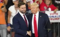 Vừa bị tin tặc tấn công, chiến dịch tranh cử của ông Trump vừa mất ưu thế ở 3 bang chiến trường