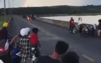 Hai xe máy tông nhau tóe lửa, một học sinh tử vong