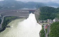 Hồ Thủy điện Hòa Bình đóng bớt 3 cửa xả đáy