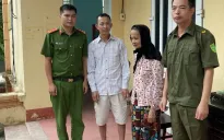 Cụ bà hơn 60 tuổi đi lạc được công an giúp đỡ đưa về với người thân