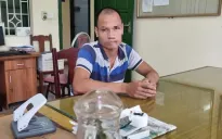 Bé trai bị cha dượng buộc tay chân, treo lên xà nhà