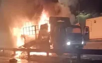 Xe tải cháy dữ dội lối vào đường dẫn cao tốc TP Hồ Chí Minh - Trung Lương