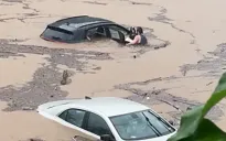 Bang Connecticut ban bố tình trạng khẩn cấp do mưa lũ lịch sử "nghìn năm có một"