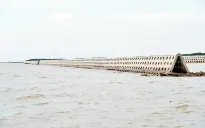 Kè giảm sóng, chống xói lở đê biển Gò Công phát huy hiệu quả