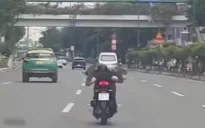 Xử lý đối tượng chạy xe "diễn xiếc" trong làn đường ô tô