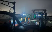 Cảnh sát giao thông mật phục bắt "cát tặc" lúc rạng sáng trên sông Hồng