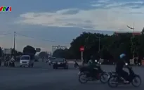 Lái xe con vượt đèn đỏ, đi ngược chiều qua ngã tư