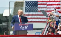 Ông Trump vận động tranh cử ngoài trời lần đầu tiên sau vụ ám sát