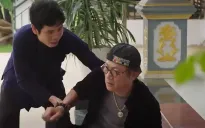 Đi giữa trời rực rỡ - Tập 16: Nhà có biến, ông Chiểu nhắn Chải không được về