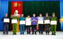 Khen thưởng tập thể, cá nhân trong việc tìm kiếm cháu bé đi lạc trong rừng