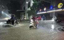 Mưa lớn cả đêm, nhiều khu vực nội thành Hà Nội ngập sâu