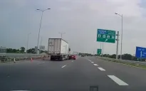 Chuyển làn bất cẩn, ô tô tải đâm xe con xoay ngang trên cao tốc
