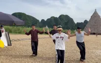 Bộ ba 'Vui lên nào anh em ơi' tập nhảy cực sung giữa trời nắng