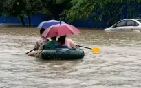 Thái Nguyên tiếp tục ngập sâu, ô tô trôi bồng bềnh