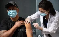 FDA Mỹ phê duyệt vaccine phòng COVID-19 cập nhật chống các biến thể đang lưu hành