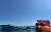 Hải quân cứu kéo tàu cá Bình Định bị phá nước vào bờ an toàn