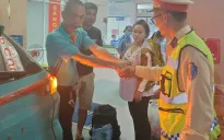 CSGT dùng xe chuyên dụng mở đường trên cao tốc đưa sản phụ đến bệnh viện