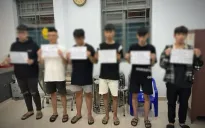 Khởi tố nhóm "quái xế" nằm trên yên xe lạng lách, đánh võng
