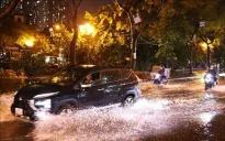Mưa xối xả vào chiều tối, nhiều tuyến phố Hà Nội ngập sâu