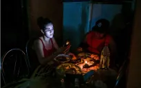 Cắt điện tối thiểu 14 giờ/ngày, hàng triệu người dân Cuba chật vật trong cái nóng mùa hè