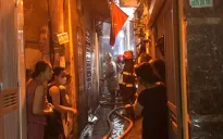 Cháy nhà 3 tầng trong ngõ sâu ở Hà Nội, cắt cửa giải cứu người mắc kẹt