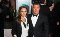 Bố của Angelina Jolie yêu cầu Brad Pitt dừng lùm xùm ly hôn