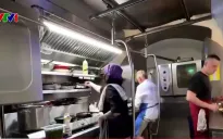 Đầu bếp khuyết tật “bay” trong bếp của mình