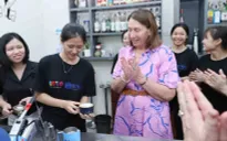 Chủ tịch Thượng viện Australia tham quan Trung tâm Đào tạo nghề nhân đạo KOTO