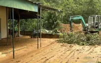 Lâm Đồng: Đồi đất có nguy cơ sạt lở, đe dọa an toàn của giáo viên, học sinh trường tiểu học