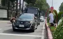 Tài xế tự ý dừng xe giữa đường đi mua đồ gây ùn tắc giao thông