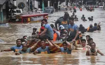 Mưa lũ gây ngập lụt tại Philippines, trường học và công sở phải đóng cửa