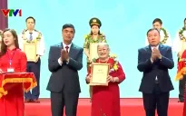 Cụ bà 80 tuổi dành tiền tiết kiệm đóng góp cho quê hương