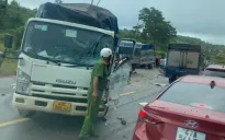 Tai nạn liên hoàn giữa xe tập lái và 3 xe tải, 3 người bị thương