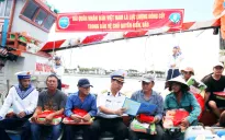 Hải quân Việt Nam làm điểm tựa cho ngư dân vươn khơi bám biển