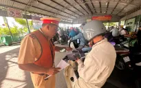 CSGT TP Hồ Chí Minh phát nước suối, khăn lạnh tiếp súc cho người dân đi đường