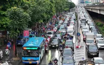 Đường phố Hà Nội ùn tắc trong sáng ngày làm việc cuối cùng trước nghỉ lễ 2/9