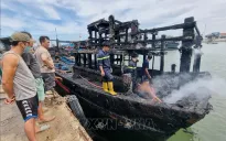 Ninh Thuận: Điều tra nguyên nhân tàu cá neo ở cảng Ninh Chữ bốc cháy trở lại