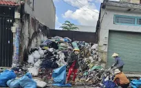Cháy kho chứa vải ở TP Hồ Chí Minh, người dân ôm đồ tháo chạy