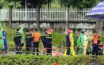 Nước lũ dâng cao bất ngờ, cuốn trôi hai học sinh