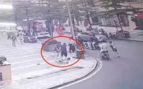 Tạm giữ đối tượng hành hung bé trai 12 tuổi trước sảnh chung cư ở Hà Nội